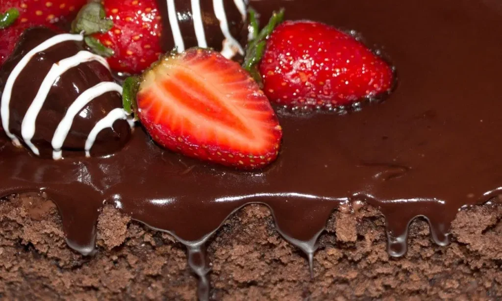 bolo-de-chocolate-com-morango-muito-facil