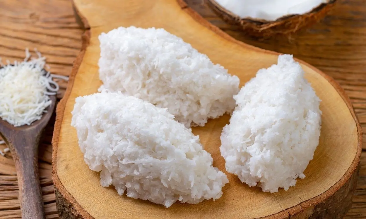 Cocada-de-Leite-Condensado-fácil-com-Casquinhas-por-fora-e-molhadinha-por-dentro