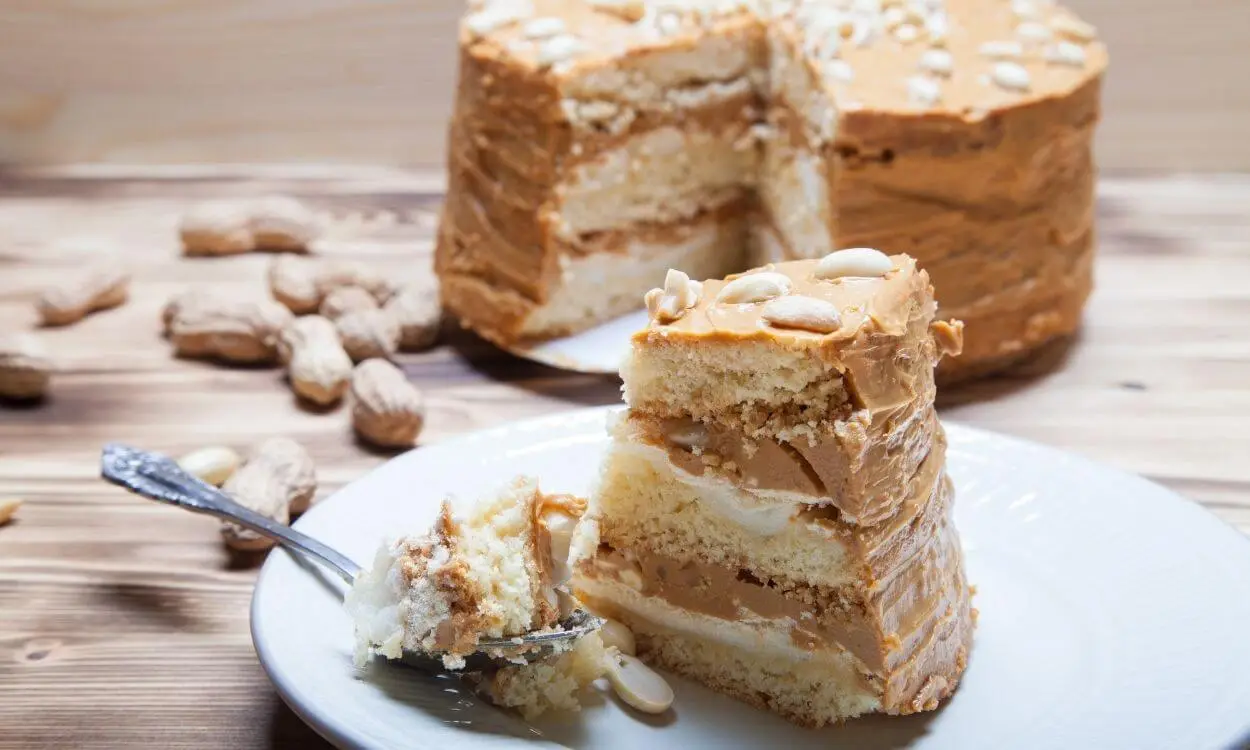 bolo-de-amendoim-com-doce-de-leite