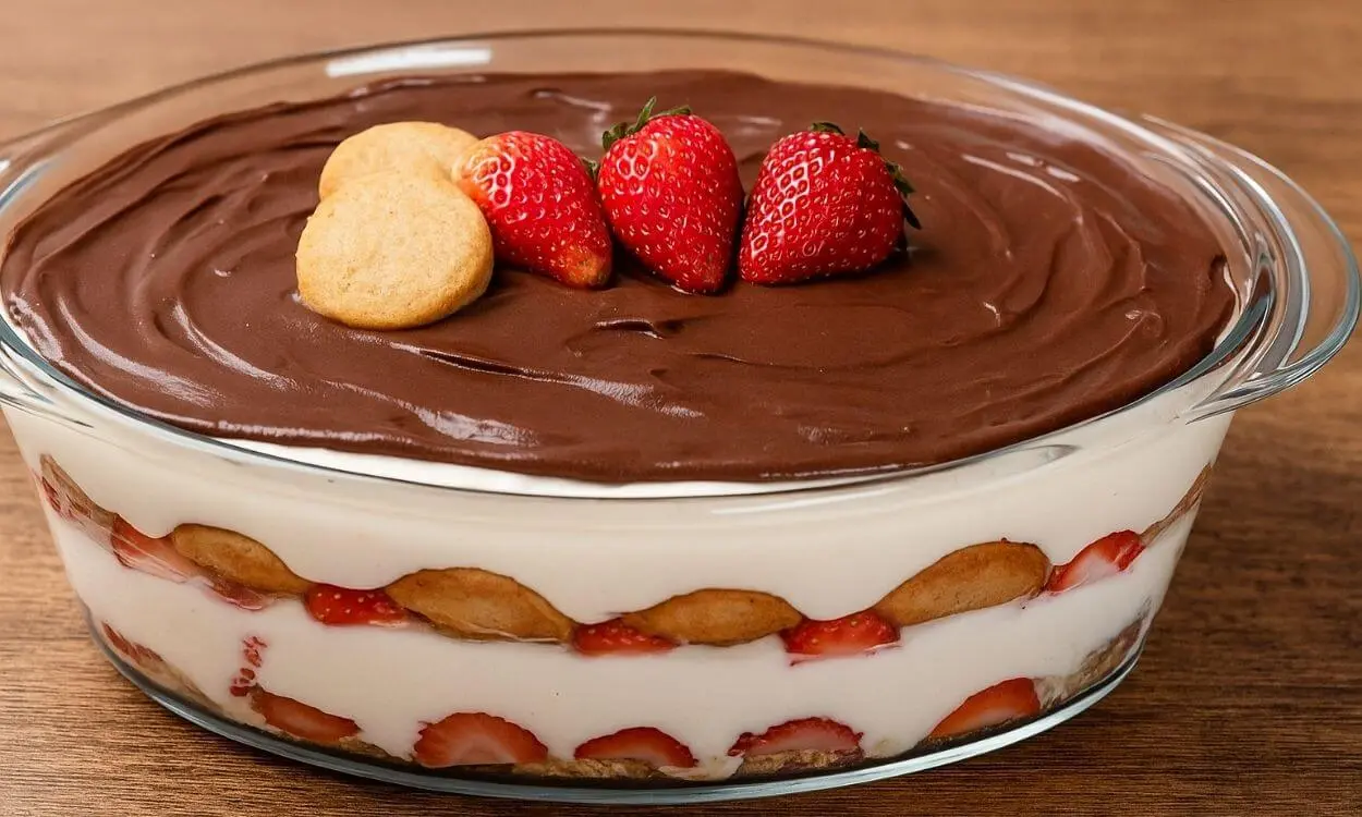 Sobremesa-de-morango-para-Natal-na-travessa-econômica-rápida-e-fácil