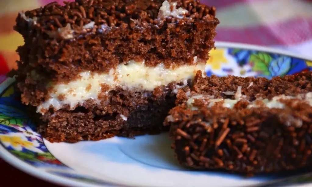 Bolo-Prestígio-Recheado-que-Sai-Pronto-recheado-do-forno